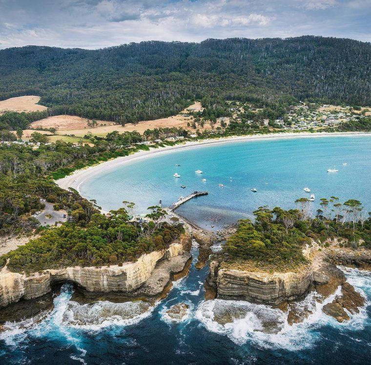 The survivors "Evelyn Bay" (fictional, pirates bay in reality) Tasmania
