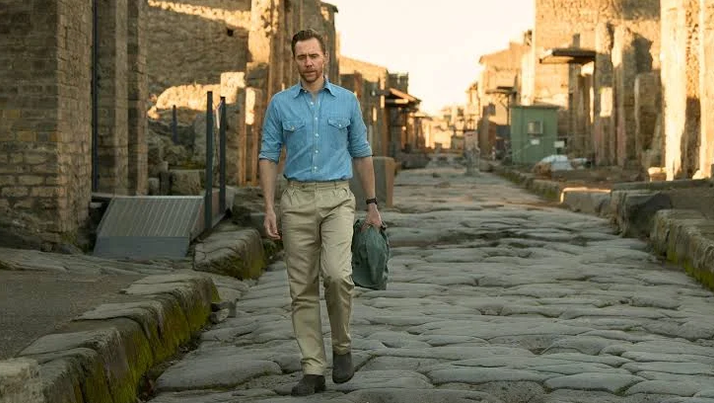 Tom Hiddleston in the streets of Pompeii